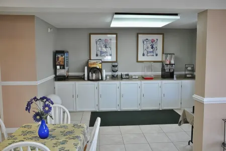 America's Best Inn and Suites Beaufort Отели рядом с достопримечательностью «Spanish Moss Trail»