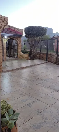 Family house Spacious rooms and yard  close to Mont Aux Sources, hiking places Отели рядом с достопримечательностью «Национальный парк Голден Гейт Хайлендс»