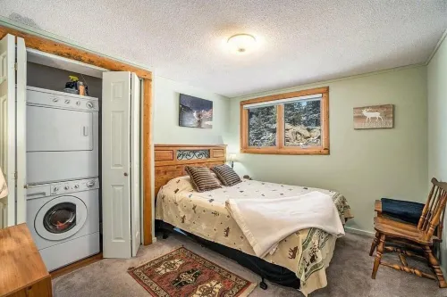 Sky Cabin!! Private 2 acres only 10 min to Estes Park. Great Views of Longs Peak