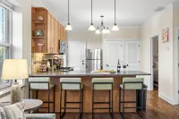 North Center Chicago - Walkable - Transit Accessible - King & Queen Beds - Apartments