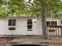 Quaint, Cozy Cabin on Bass Lake - 홈스테이