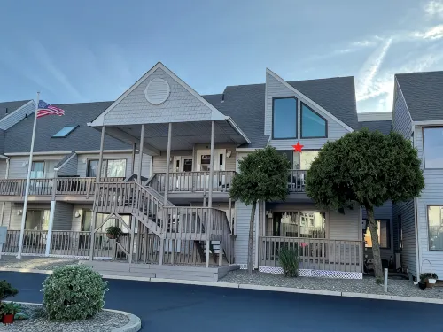 Newly Furnished Sun Drenched Duplex Private Deck Steps to the Beach & Boardwalk! - 精品