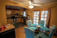 Northeast Heights Nest: Pet-Friendly, Cozy, and Convenient - บังกะโล