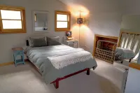 Cozy woodsy family-friendly cabin retreat