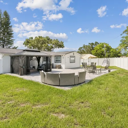 3-bedroom/2Bathroom House with Parking, High Speed WiFi and Large Outdoor Patio