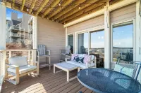 Cozy dog- friendly condo that sleeps 6 -with pools and VIEWS, minutes to slopes