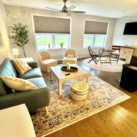 Sunsets at Angola on the Lake Charming 3-bedroom townhome Отели в г. Эванс