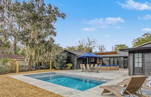 10 min to Parris Island - Pet friendly Retreat w/ Yard & 1-1 Guest House - Pools