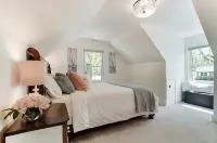 Charming Getaway on the Greenway!