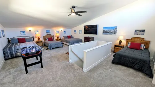 Luxury Condo w/ FREE WiFi, Parking, Heated Pool, Hot Tubs, Skier Shuttles