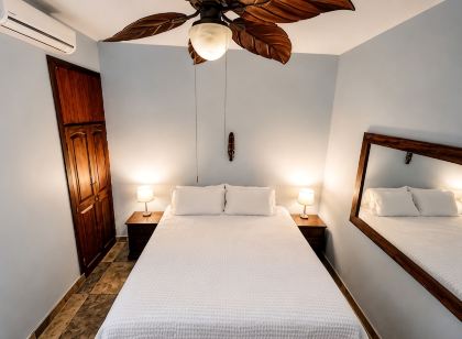 Breathtaking Ocean Vistas, Jungle Bliss, Walk to Eateries & Beach, Fast Internet