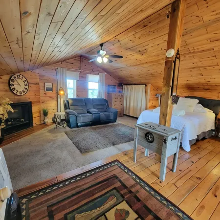 Beautiful & Comfy CABIN Retreat with abundant wildlife, WIFI and AC