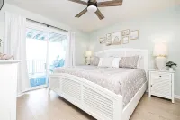 "Coastal Cove": Ocean Front Sea Life with a POOL!