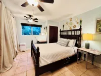 10 Beds/Private Tropical Pool/4Bikes/Beach Gear/Grill/Walk to Beach & Pickleball - 4-Star