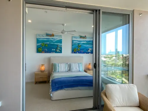 NEW BEACH Luxury 3B 2B unit - Ocean Views!  250m to Buddina Beach! - 홈스테이