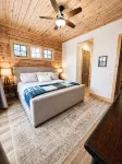 NEW LOG HOME in Hendersonville with fireplace, fire pit and Hot Tub