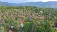 NEW!! Modern, updated 2-bedroom cabin with WiFi, games and views in quaint Pine