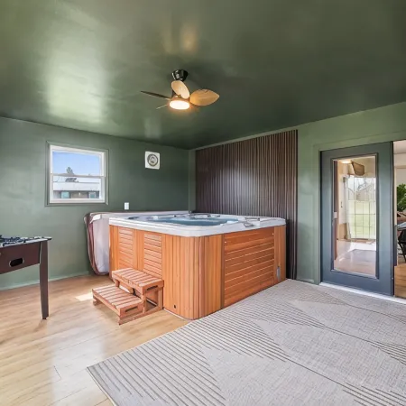 Cozy 3 Bedroom Home Just Minutes from NRG Featuring a Fire Pit/Indoor Hot Tub
