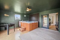 Cozy 3 Bedroom Home Just Minutes from NRG Featuring a Fire Pit/Indoor Hot Tub