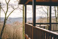 Cozy Mountain Top 3-bedroom cabin in charming Franklin with WiFi, AC