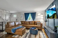 Modern Home 3 Minutes from Airport! - Homestays