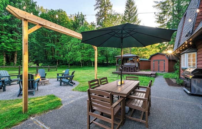 Cozy River Cabin - Sleeps 12 - Hot Tub - EV - Trails & Stevens Pass Nearby