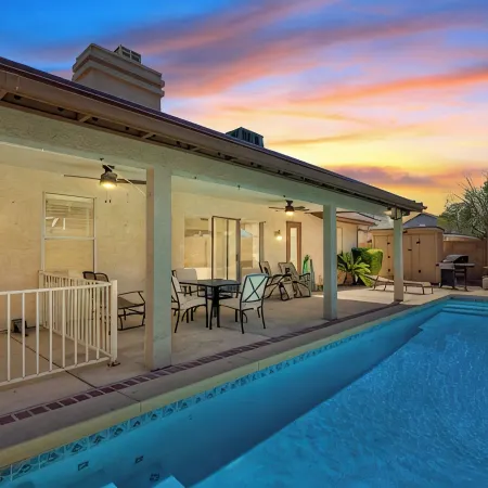 Prime Location With Pool Just 3-mins From Westgate Entertainment! Отели рядом с достопримечательностью «Стадион «Стейт Фарм»»