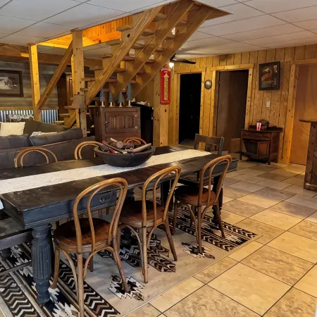 Spacious 5 bedrooms, three stories log cabin with WiFi, AC in charming Bronston