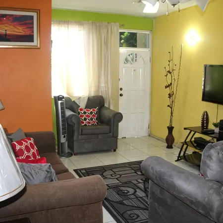 Elegant & Stylish 2BR Condo New Kingston