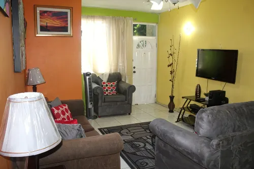 Elegant & Stylish 2BR Condo New Kingston - 2-نجوم