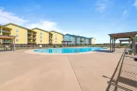 The Endless Wave: Oceanfront Condo, Sunrise View, Pool, 1-mile to Dining & Pier - Pools