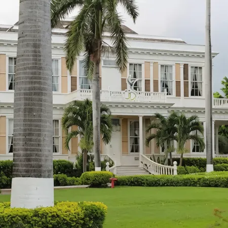 Elegant & Stylish 2BR Condo New Kingston