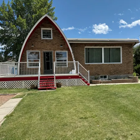 Beachy Keen 2 steps away from lake where rustic meets charm. Pet friendly.