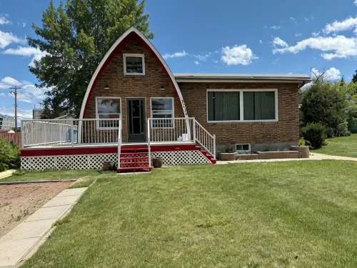 Beachy Keen 2 steps away from lake where rustic meets charm. Pet friendly.