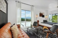 Penthouse deluxe studio, Mt Hood views, downtown White Salmon, suite 12