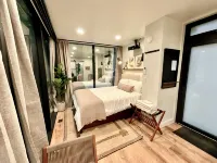 “Glass House3 - Modern Mirror Home w/ Hot-tub