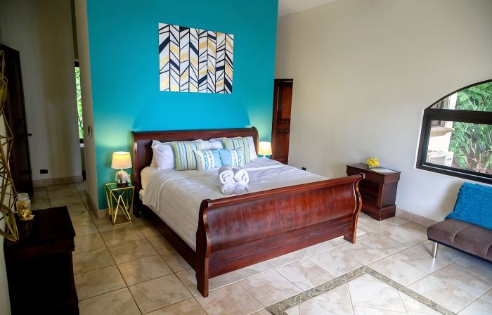 Perfect Location, Walk to Beach, Infinity Pool, Luxury Decor, Fast Free Wifi!