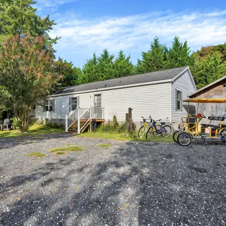 Captain's Cottage- Walking distance to beach, 10 Mins to DE Turf