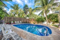 Amazing View Oceanfront with 2 pools, Daily Housekeeping - Swimmingpools