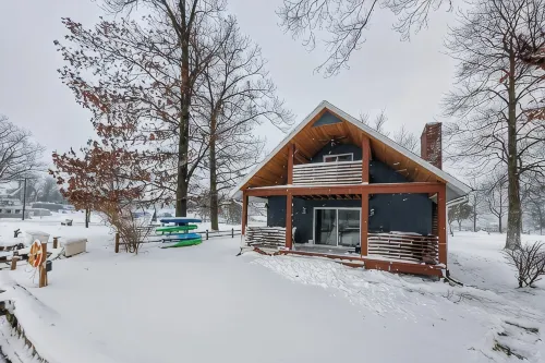 Unwind in Riverfront Comfort — Hot Tub, Fire Pit, Boat Slip, Kayaks - Country Houses