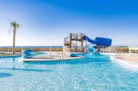 Luxury Direct Beachfront Walk to Restaurants  Waterslide-Lazy River-Splash Pad - Boutique