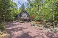 Chalet Lake Harmony Hot Tub Fireplace Pool Table Private Beach Walkable to Lake - Hytter