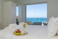 Stunning 5 Bedroom Holiday Home, with Amazing Sea Views, Garden and Parking - balcony