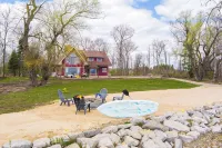 Shorewood Retreat Fall & Winter  - Lakefront Home Harbor Beach, MI - WiFi