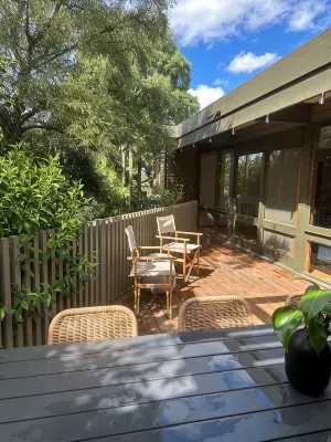 Designer home surrounded by beautiful garden- secure parking, remote check in - Boutique