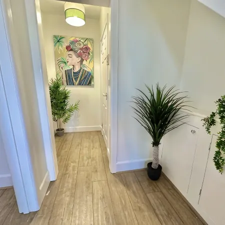 Large Four Bedroom - With Hot Tub and Parking - Sleeps 8