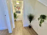 Large Four Bedroom - With Hot Tub and Parking - Sleeps 8 - Boutique