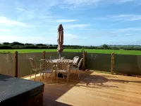 Honeysuckle lodge - sleeps 4/5 with wood burner and private hot tub