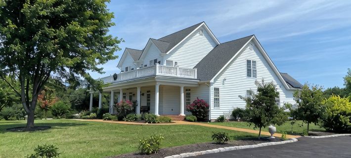 Escape to Nature: Exquisite Retreat Perfect for Gatherings near Charlottesville Hotels in Louisa County