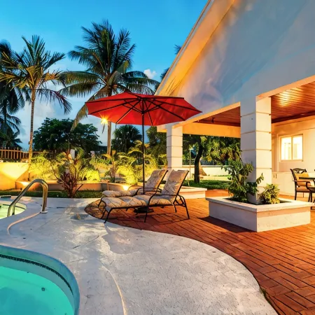 4-bedroom House with private Pool - walking distance to Baha Mar and Beach